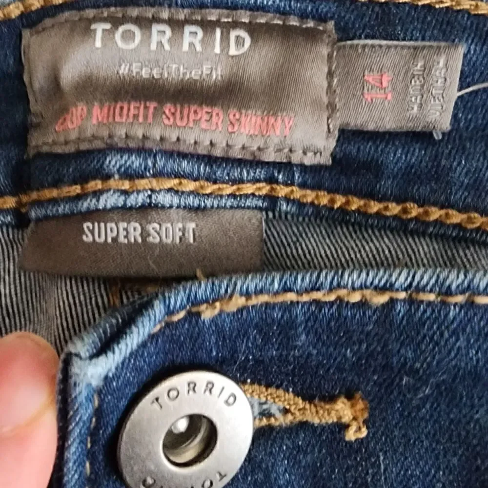 14W Torrid Crop Skinny Fit Mid Rise Jean Super Soft Midfit Blue Denim Stretch NW